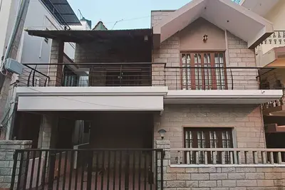 Charming 2-bedroom bungalow with Wi-Fi, Ac, Parking  in awesome Bengaluru-Hebbal