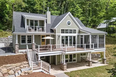 Image de Five bedroom lake home with 200' of waterfront