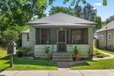 Image de New! Historic Dog Friendly Home w/ Modern Comforts! Fenced Yard, Screened In Porch & Prime Location
