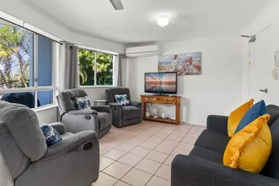 Spacious Esplanade Apartment with Rooftop Access