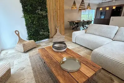 Image de Belle maison avec piscine, à deux pas des pistes cyclables, 8 minutes des plages