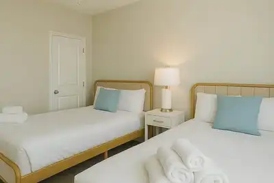 Image de Stylish 2b2b Escape + Pool Covered Parking