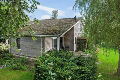 Image de House Mosk with large garden facing south, near lake.
