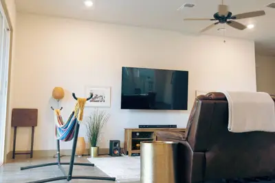 Image de 3-bedroom bungalow in charming Bakersfield with WiFi, Ac