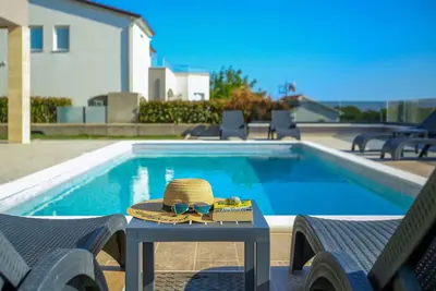 Image de Maison de vacances privée avec piscine privée, Wifi, bain à remous, climatisation, Tv, terrasse