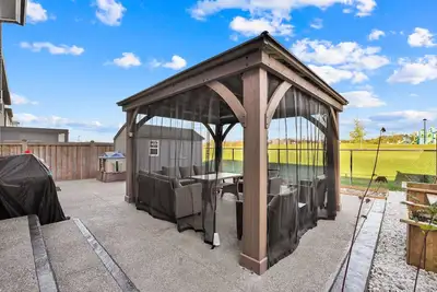 Image de 2br Basement Suite with Fireplace & Central A/C