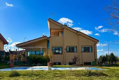 Image de Detached villa with pool and mountain views