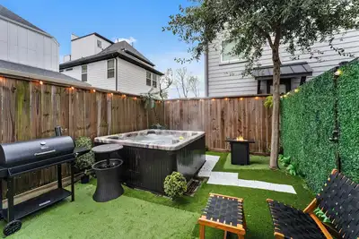 Image de The Radiant Downtown Retreat w/game room•pool table•hottub•fire pit•fam friendly