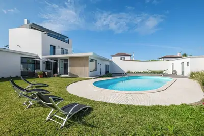 Image de Table Top - Swimming pool with family and friends