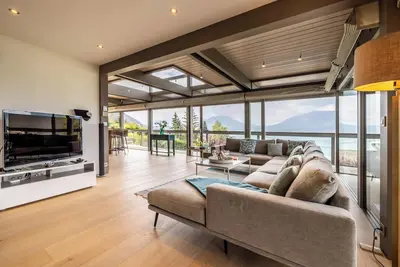 Image de Villa de Luxe 4 Étoiles avec Piscine et Vue Panoramique sur le Lac