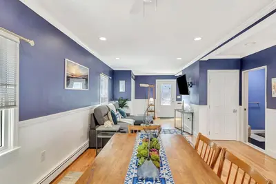 Image de Sur la Sand is Steps from the ocean! renovated, clean, Wifi, and pet friendly! ! !