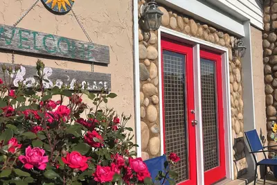 Image de “LaLa’s Place”Cozy, conveniently located country cottage, pets, carport, fire pit