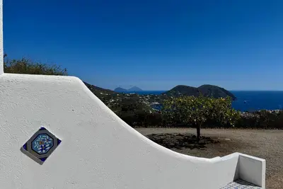 Image de Aeolian Villa - Apartment with two bedrooms, sea view, and garden