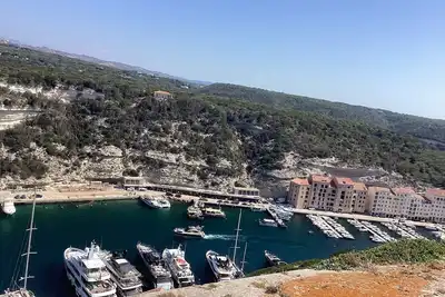 Image de grand appartement lumineux sur le rempart médiéval, magnifique vue sur le port