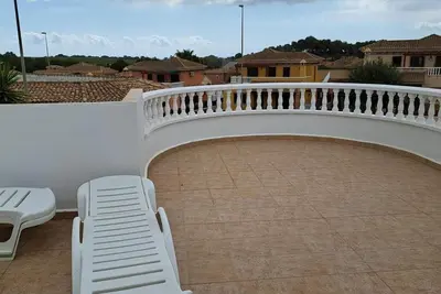 Image de A small family home with pool