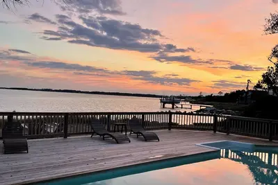 Image de Relax and Escape! Come enjoy this secluded waterfront property.