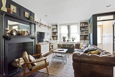 Image de 3-bedroom Character Filled Row Home in Philly a block from the Park