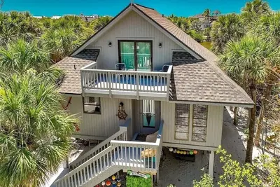 Beach house with Lake View, Boat Slip, Golf Cart, Pickleball and Pool