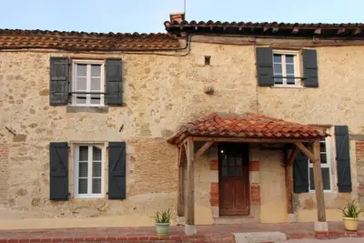 Image de La maison du Village, typique du Gers pour trouver le repos et confort!