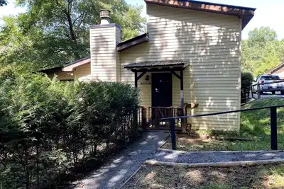 Image de 4-bedroom cabin in tranquil Murphy with WiFi, Ac, and Hot tub