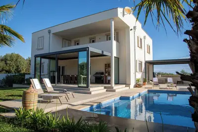 Image de Exclusive villa with 360° rooftop panoramic terrace, pool and garden
