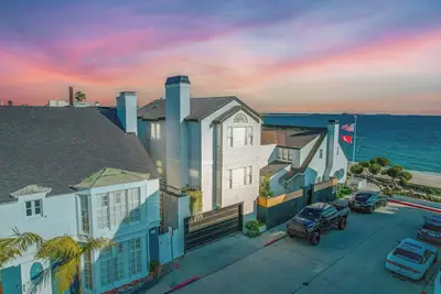 Image de Beachfront Bliss: Peaceful Home Steps from the Shore