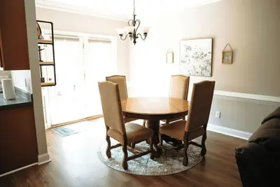 Image de Greensboro Charm - Cozy 3-bedroom Townhome with WiFi, Ac in amazing Greensboro