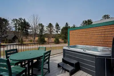 Image de Luxury 4br Townhouse with Hot Tub, Fireplace, Deck & Game Room in Conway, Nh