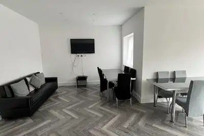 Image de Terrific 5bedroom house with WiFi, 2 min walk to RedBridge underground station