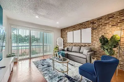 Image de 2b Getaway | Steps 2 Dtwn | Sleeps 6 | Pool + Prkg