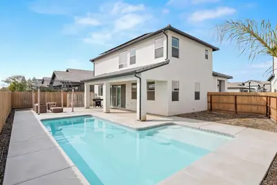 Image de Brand New, Pool, Game Room, Bbq, 2 King Suites!