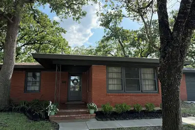 Image de Walking Distance to Campus 3/2, newly renovated and professionally decorated!