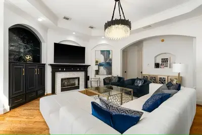 Image de Tanglewood Moden Spacious 4-bedroom+ Game Room house w/Hotub