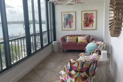 Image de Jupiter inlet condo. Totally redone with boat slip. Must be monthly+ rental