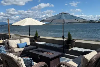 Image de Charming 2-bedroom water front house with your own beach access.