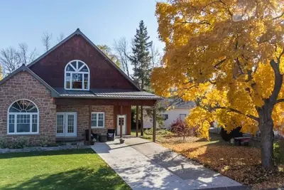 Image de Hastings Haven-Spacious house, waterfront view, public beach, hot tub, & kayaks!