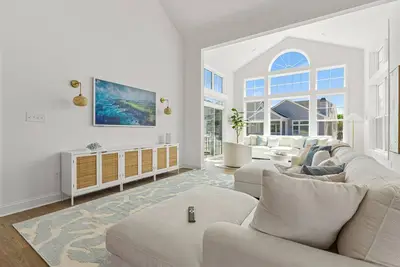Image de **Special August Booking Offer! **  Stay in the five-star, resort-style community of The Peninsula!