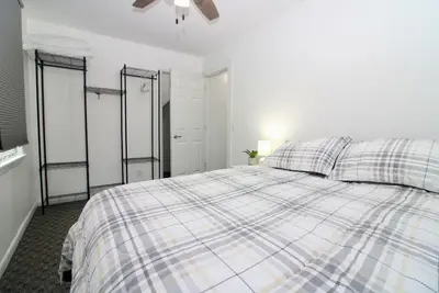 Charming 3-bedroom house in Mansfield with WiFi, Ac, full kitchen
