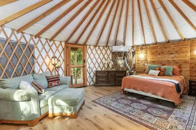 Image de Tranquil Forest Yurt Retreat in Washington State.
