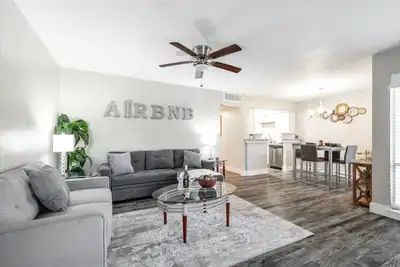 Image de 2br/2ba by At&T, Globe Life Stadiums, 6 Texas Live!