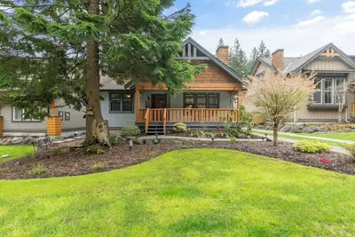 Image de Steadymart Cottage - spacious 3-bed/3-bath & pool, hot tubs, creek, Cultus Lake