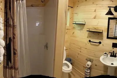 Image de Cozy 3-bedroom cabin in Sebec with WiFi, Ac. All the comforts with Lake Access.