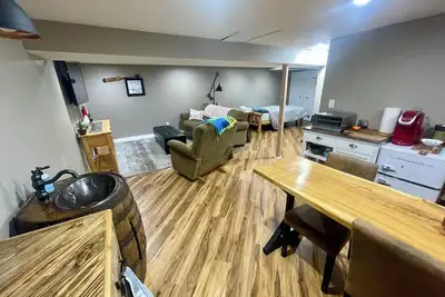 Image de Basement guest suite in a quiet home. Safe and family friendly neighborhood
