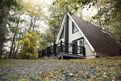 Image de Poconos A-frame cabin - firepit, grill, near pool and lake