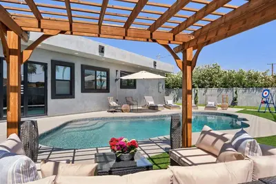 Image de The Mane Event | Heated Pool | Old Town