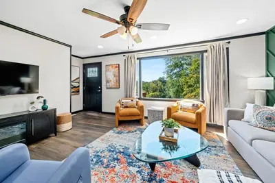 Image de King Beds, Smart TVs, and Open Layout – Perfect for Families & Business Trips