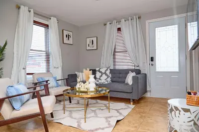 Image de Maison idéale pour groupes – 7chambres, spa privé, jardin, Bbq, Stationnements