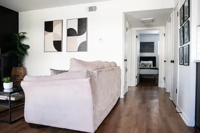 Image de Charming 2-bedroom downtown apartment with WiFi, Ac, & Free Parking