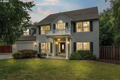 Image de Swim Spa + Hot Tub, Private backyard, 6 Bedrooms