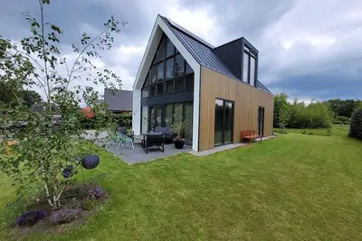 Image de Villa Bosanemoon is beautifully situated on Holiday Park the Kremmer. This modern vacation villa is located within walking distance of 't Nije Hemelriek. Suitable for six persons, with three bedrooms and two bathrooms.